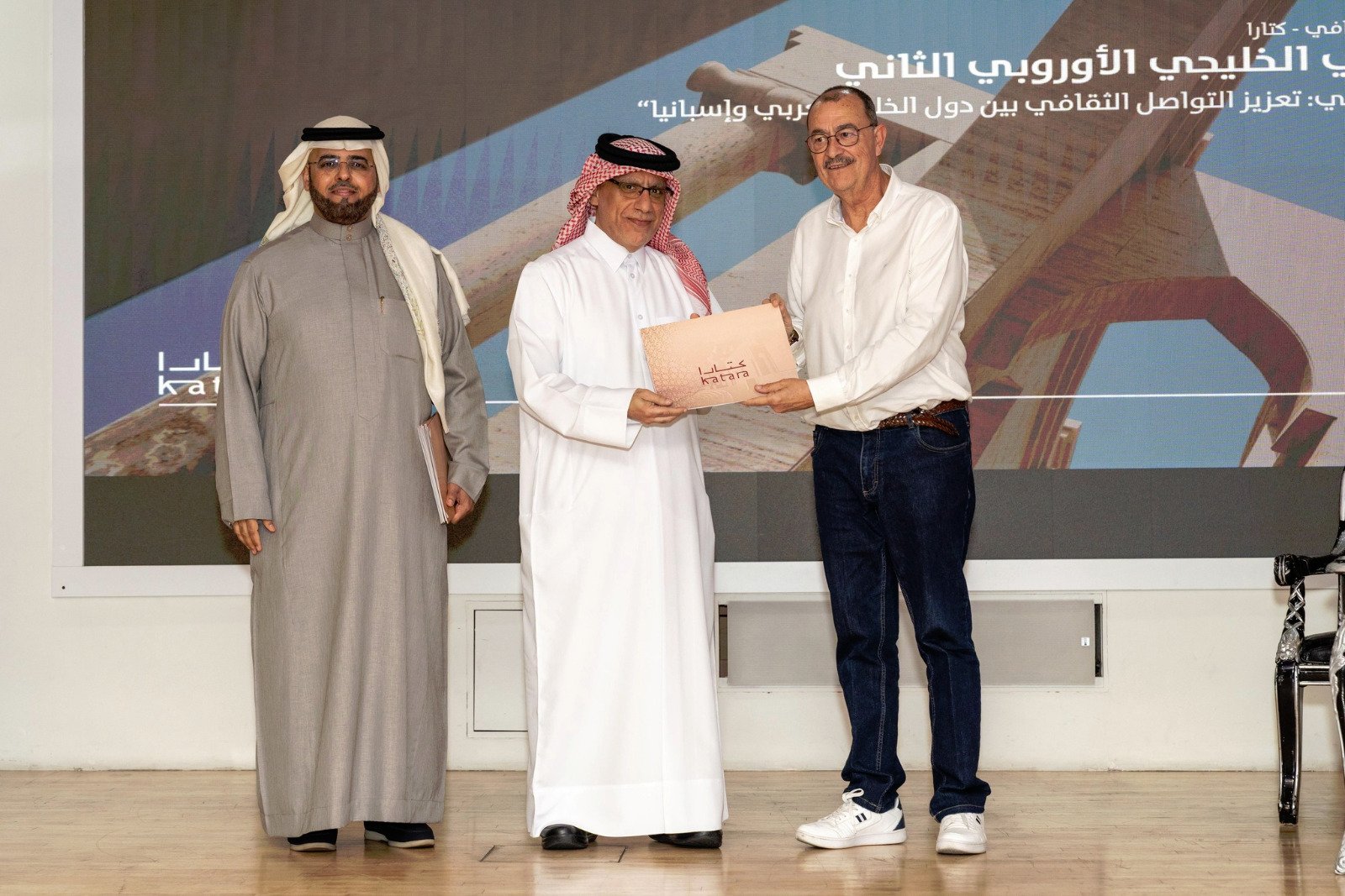 El poeta baenense José Antonio Santano participa en el II Foro Cultural de Países del Golfo y Europa celebrado en Doha