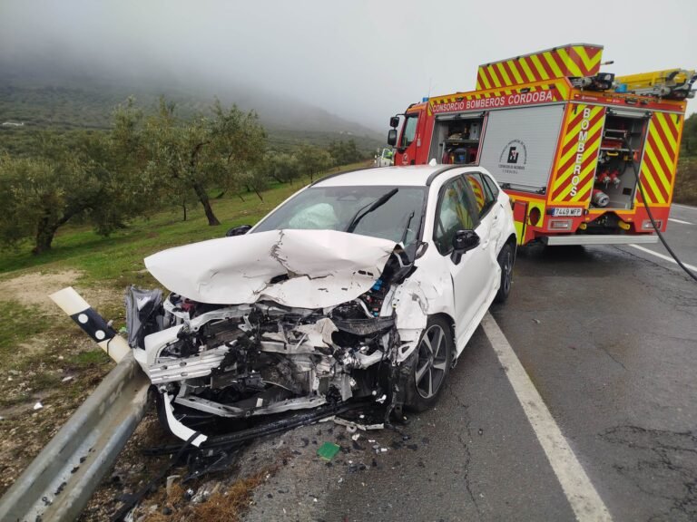 La A-318, a la altura de Zuheros, es testigo de una nueva colisión frontal