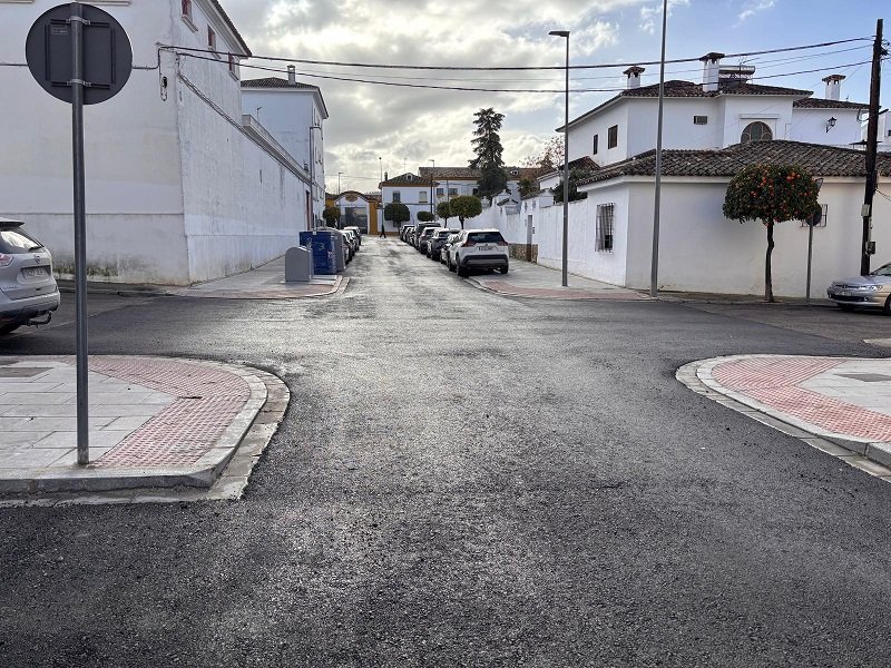 El Ayuntamiento de Baena finaliza el plan de asfaltado en diversas calles de la localidad tras una semana de intervenciones