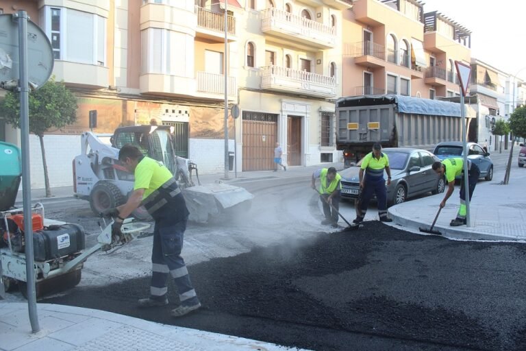 Asfaltado en una calle de Baena. Foto de archivo: TV Baena