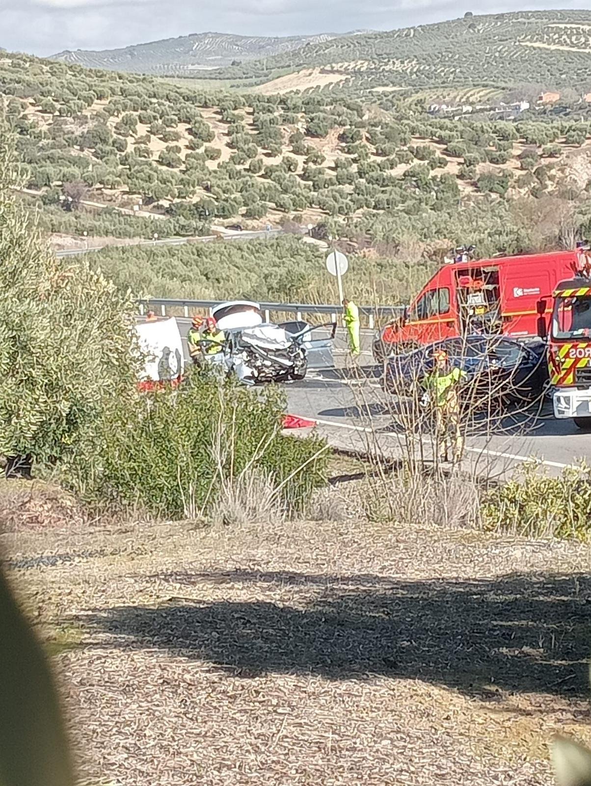 Fallece una joven de 17 años y varias personas resultan heridas graves en una colisión entre dos coches en Zuheros