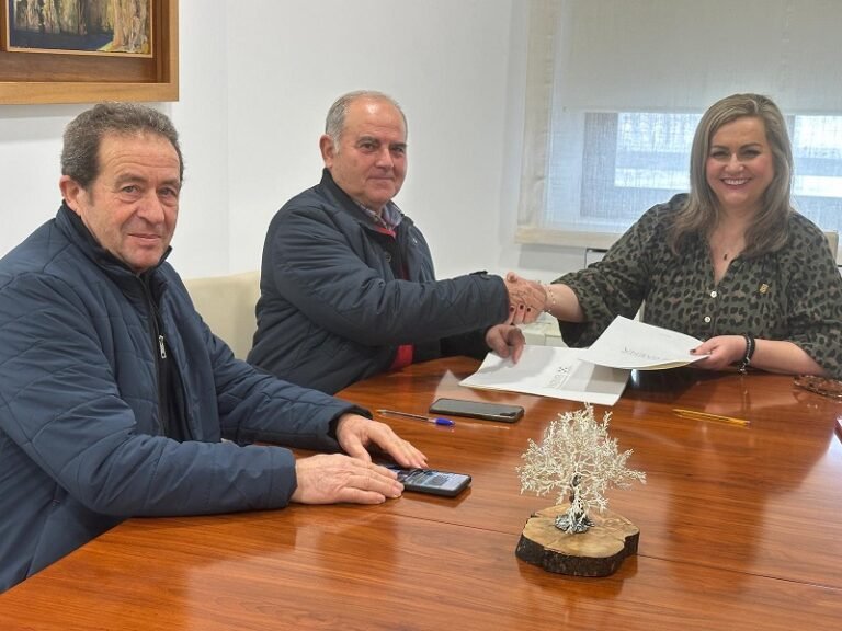 El Ayuntamiento de Baena y el CD Baenense de Colombicultura firman un convenio para reducir la población de palomas