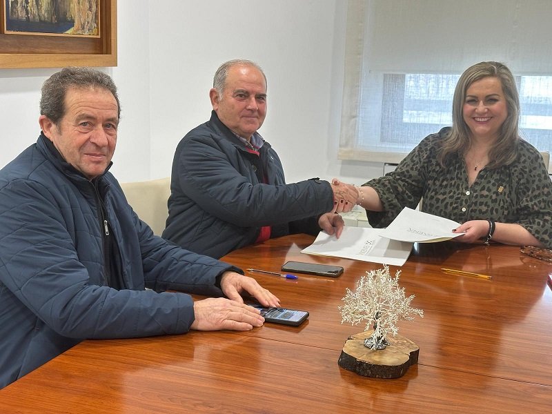 El Ayuntamiento de Baena y el CD Baenense de Colombicultura firman un convenio para reducir la población de palomas