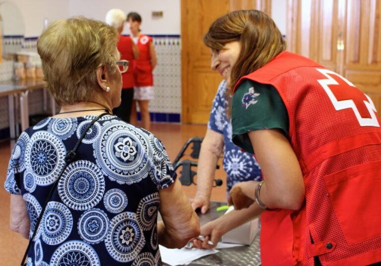El voluntariado de Cruz Roja en Baena ofreció compañía y apoyo emocional a medio centenar de personas mayores en 2025