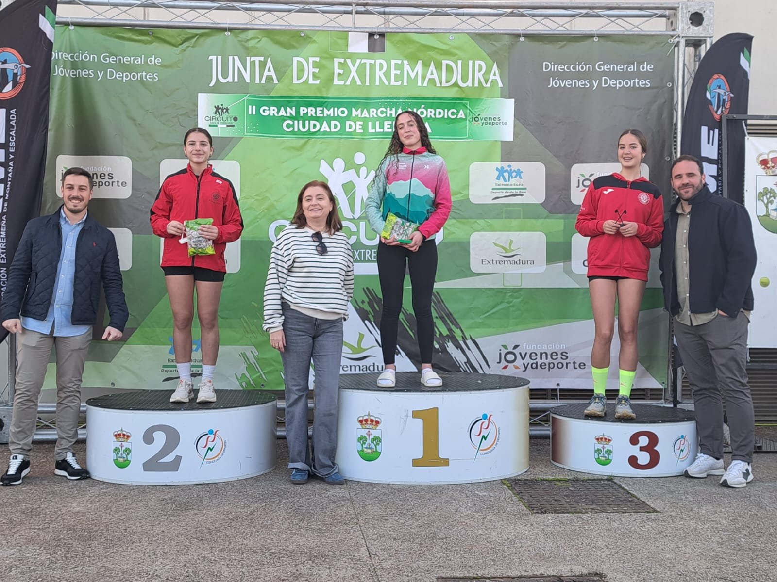El deporte baenense sigue sumando éxitos con su cantera en marcha nórdica, bádminton, petanca, ciclismo y natación