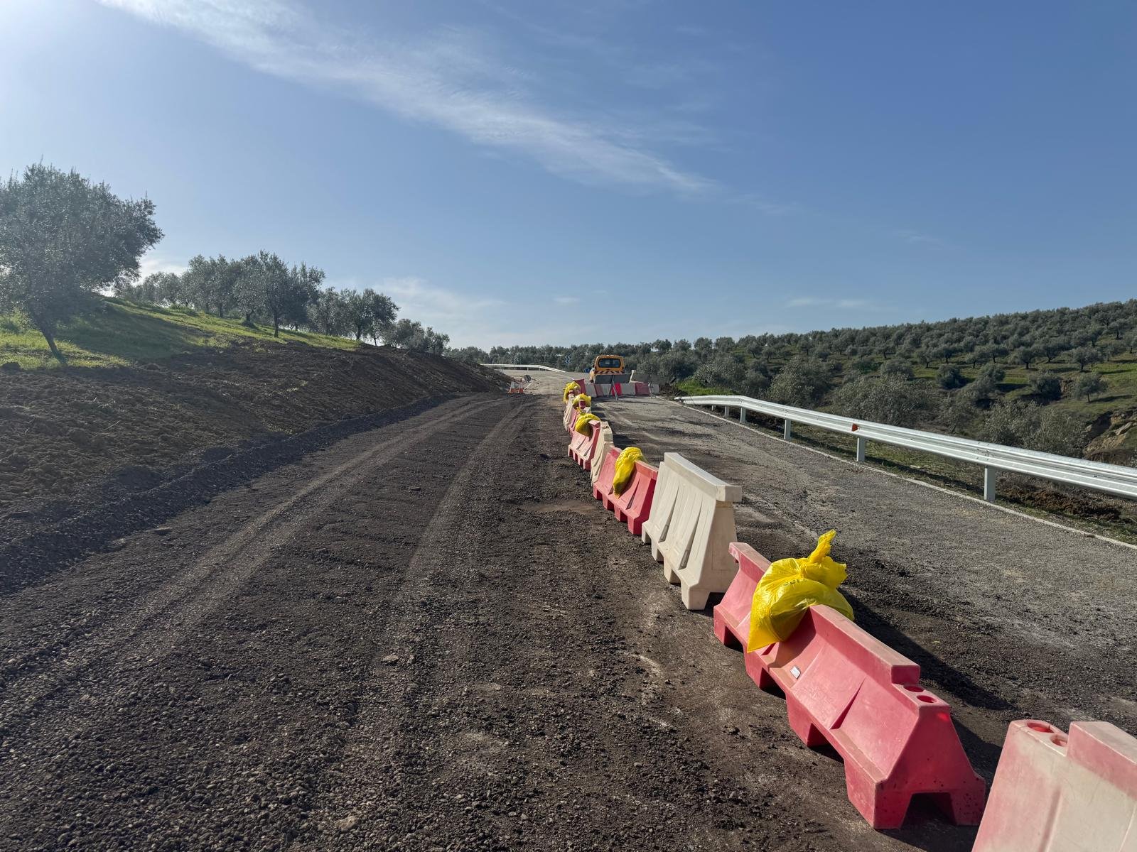 La Junta de Andalucía reabre provisionalmente la A‑3125 para garantizar el acceso a las fincas olivareras