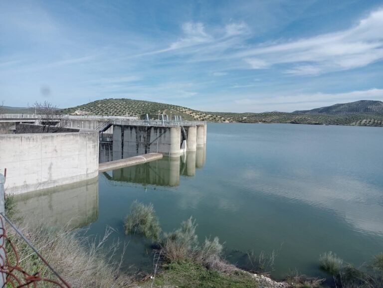 El pantano de Vadomojón sigue desembalsando agua tras rozar el 100% de su capacidad