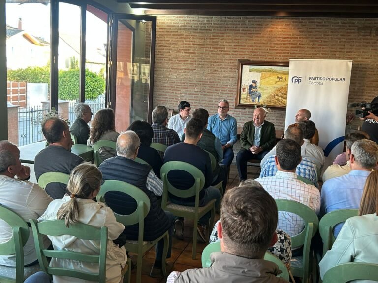 El PP refuerza su compromiso con las cofradías de Baena en un encuentro con el sector de la Semana Santa
