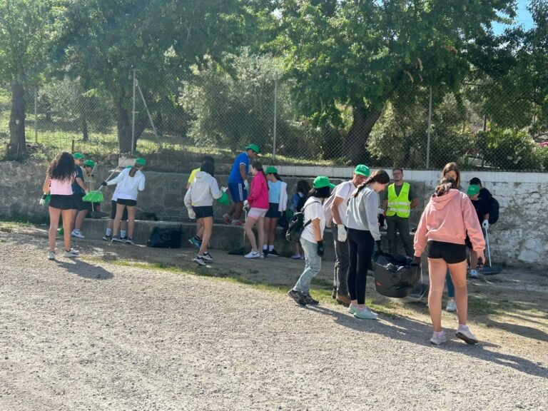 Una veintena de escolares participan en la campaña de limpieza y concienciación ambiental ‘Baena Limpia’