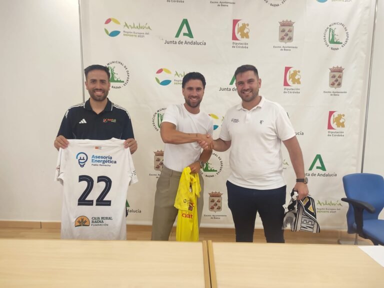 El Atlético Baenense presenta al técnico cordobés, Álvaro Torralbo, como nuevo entrenador del equipo senior