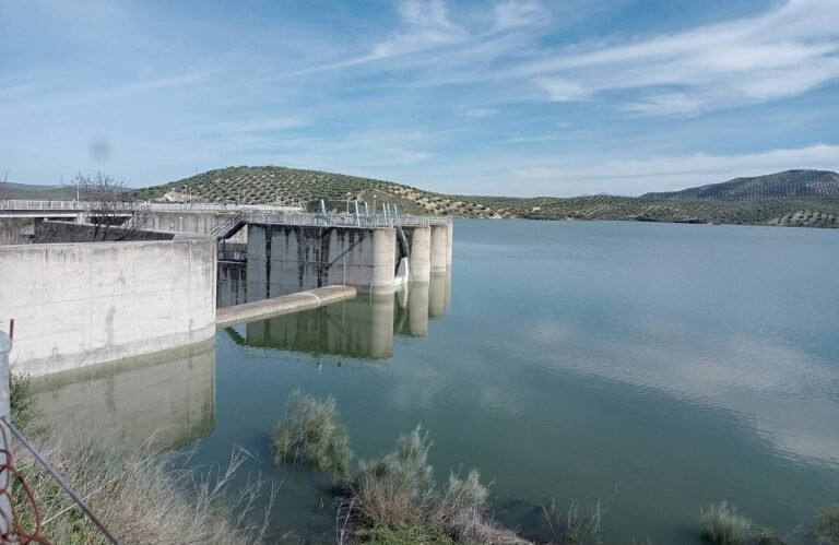 El pantano de Vadomojón se mantiene rozando el lleno a la espera de la llegada del verano