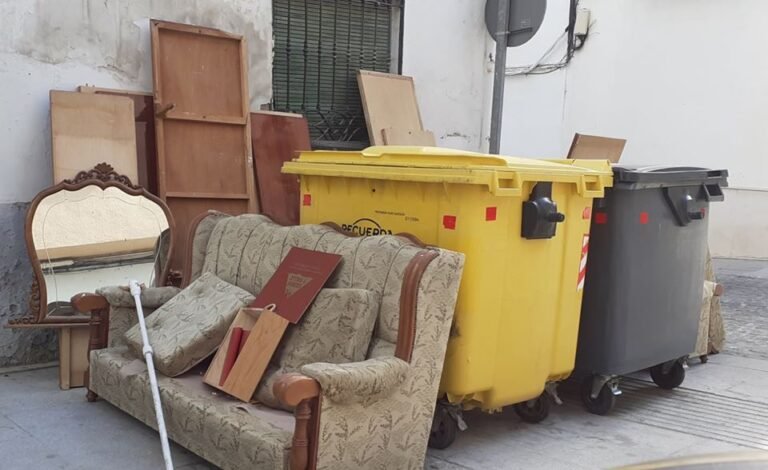 El Ayuntamiento de Baena abre diez expedientes sancionadores por vertidos incontrolados junto a contenedores