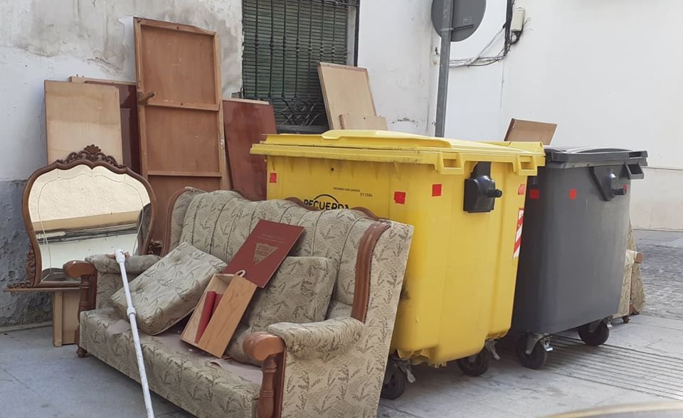 El Ayuntamiento de Baena abre diez expedientes sancionadores por vertidos incontrolados junto a contenedores