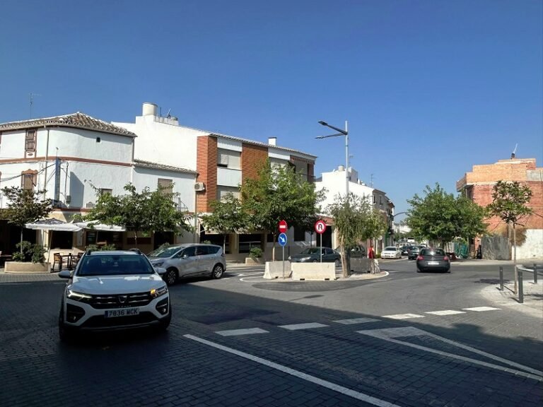 El Ayuntamiento reorganiza el cruce de Castro del Río, Cañete de las Torres y Rey Fernando para mejorar la seguridad y fluidez del tráfico