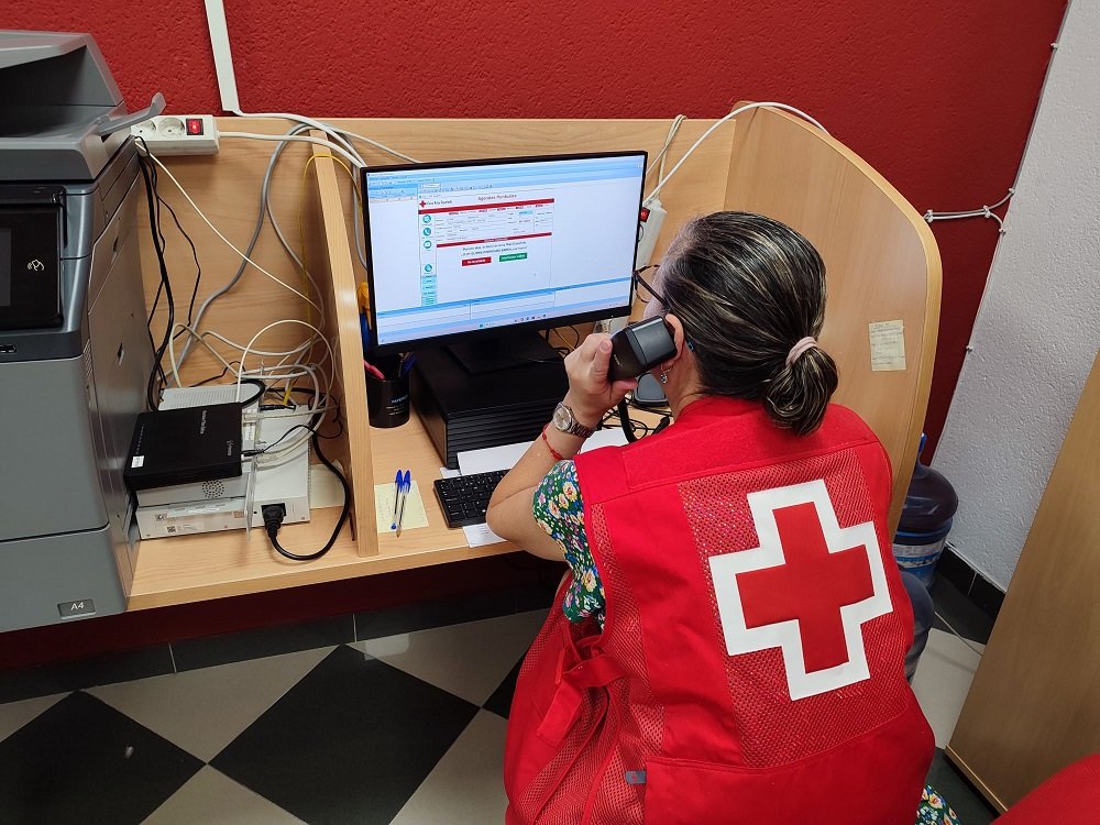 Cruz Roja Baena refuerza este verano la atención a 180 personas mayores con llamadas de prevención ante el calor