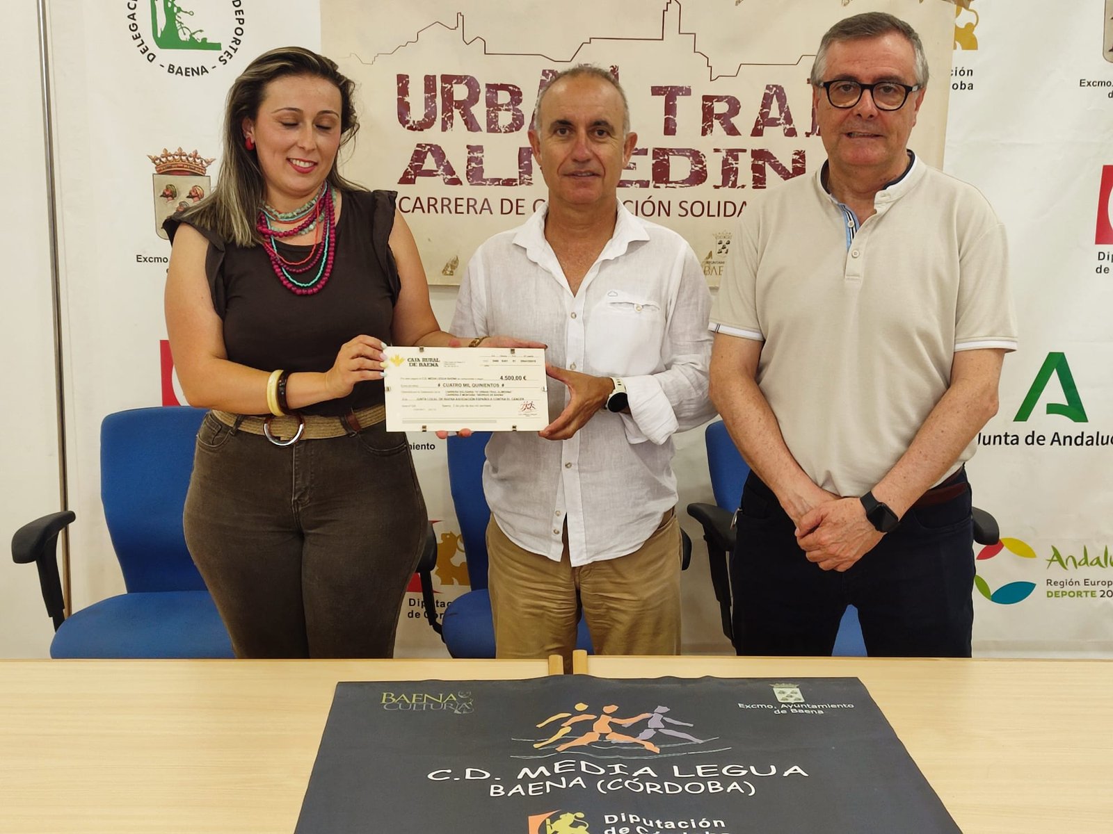 El CD Media Legua entrega un cheque con 4.500 euros a la Junta Local de la AECC