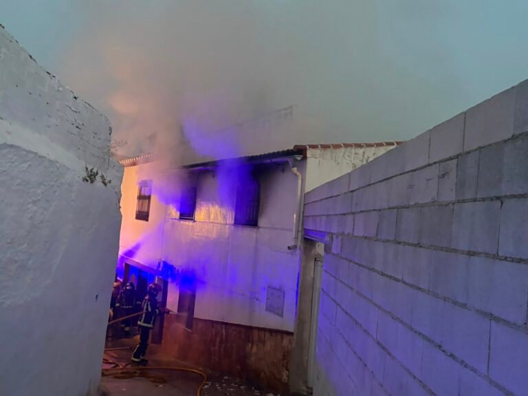 Un incendio calcina una vivienda en Baena sin causar víctimas y reabre el debate sobre los accesos al casco histórico