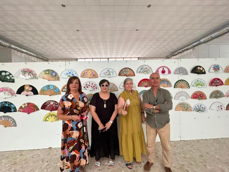 “A través de la ventana”, la nueva exposición de Carmeli Piernagorda que reúne más de un centenar de abanicos