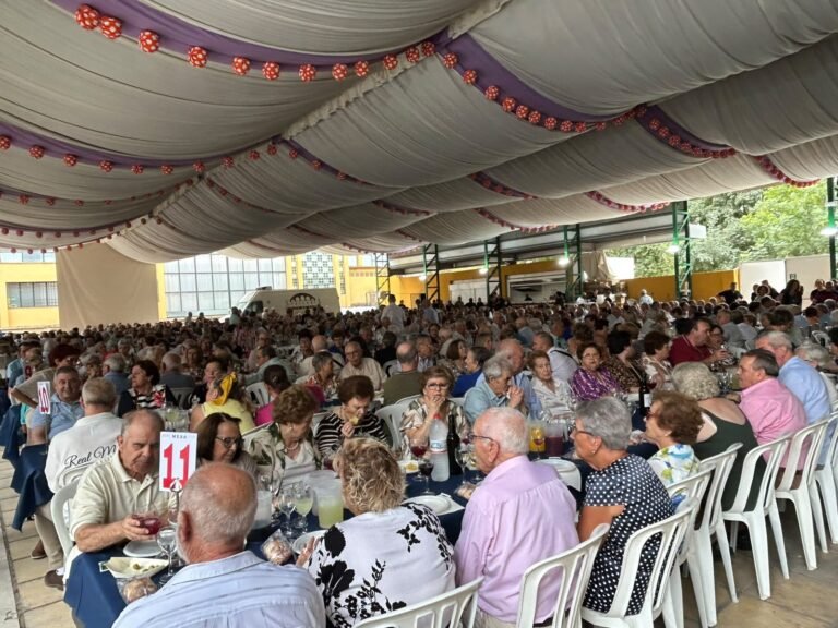 Baena homenajea a sus mayores con una multitudinaria comida previa a la Feria Real 2026