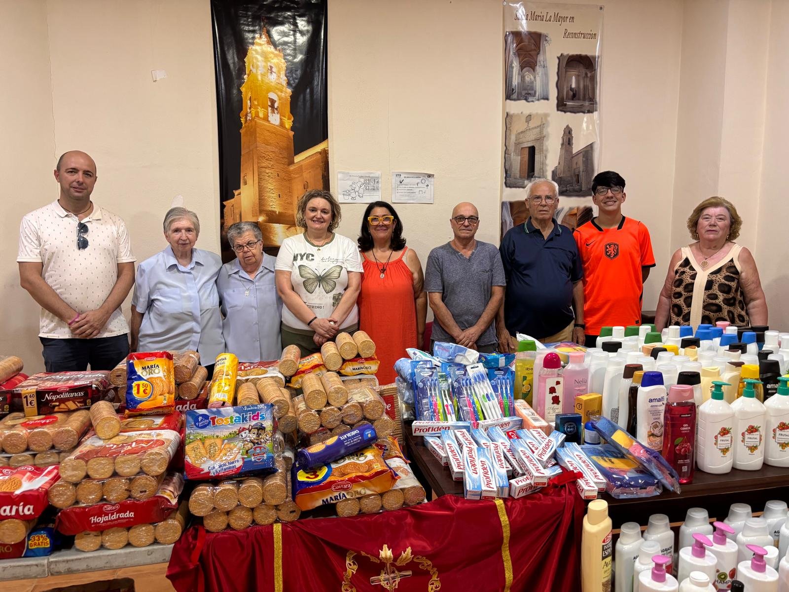 Los toboganes acuáticos solidarios recaudan más de 600 productos para Cáritas y la Residencia del Divino Maestro
