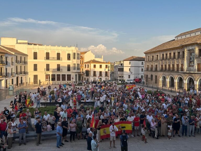 Cerca de un millar de personas salen a la calle en Baena para mostrar su apoyo a Ceuta