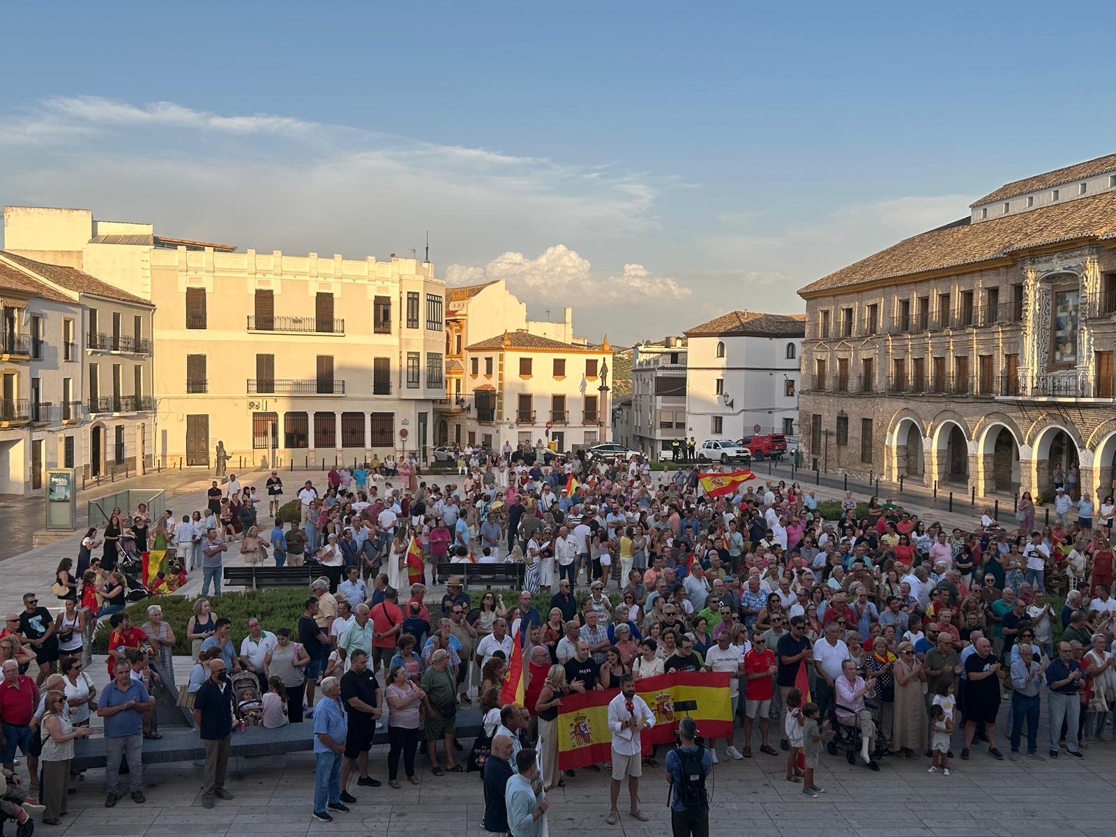 Cerca de un millar de personas salen a la calle en Baena  para mostrar su apoyo a Ceuta