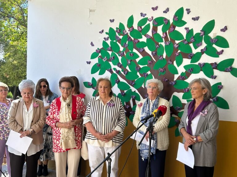 Apromuba teje mariposas por la igualdad y contra la violencia de género