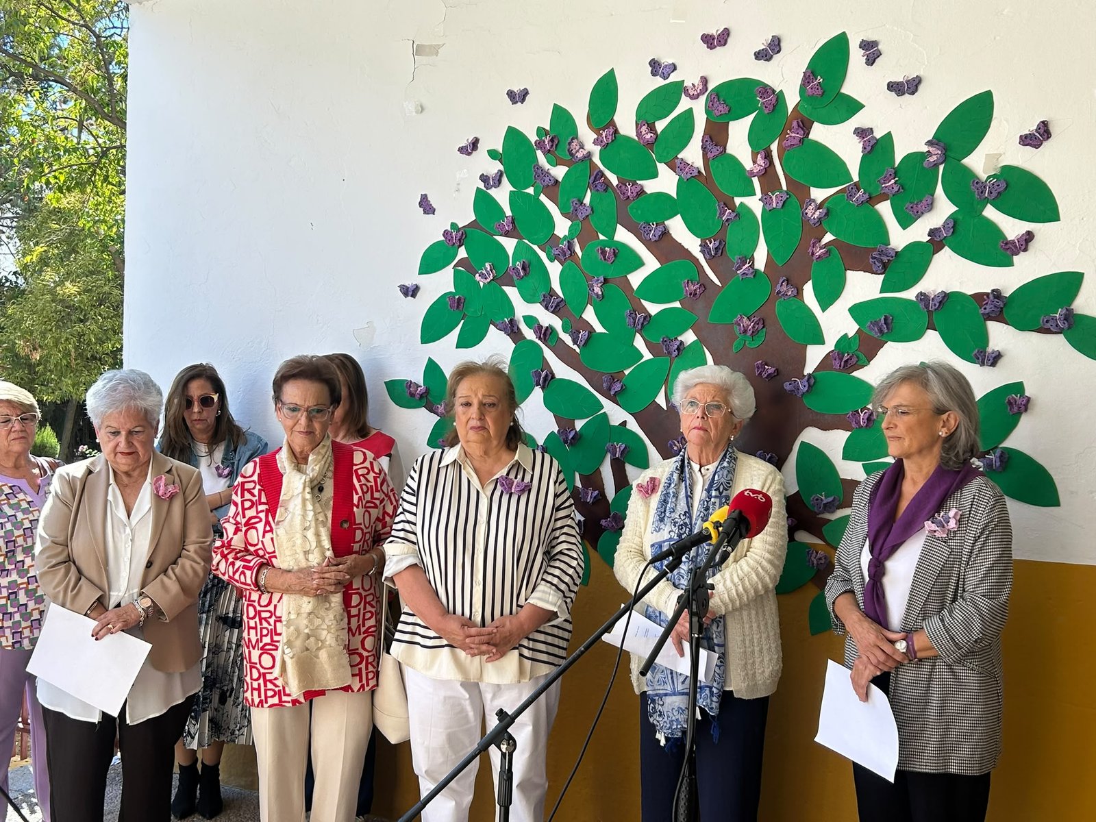 Apromuba teje mariposas por la igualdad y contra la violencia de género