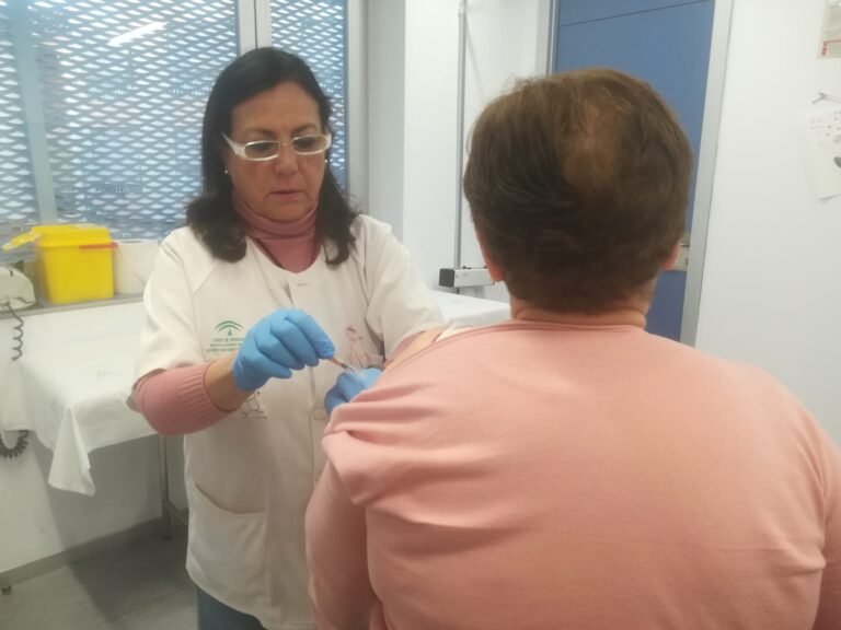 Comienza la vacunación contra la gripe y la covid-19 para mayores de 70 años y personas con patologías crónicas