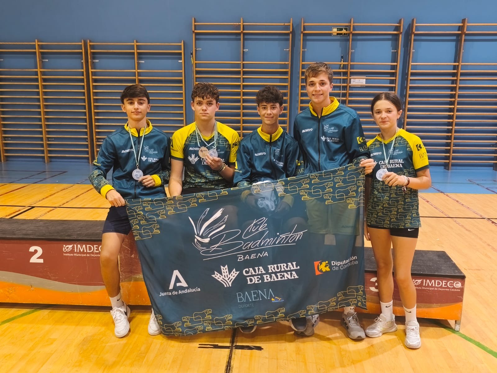 Fin de semana con excelentes resultados en bádminton y carreras por montaña pero con doble derrota en fútbol