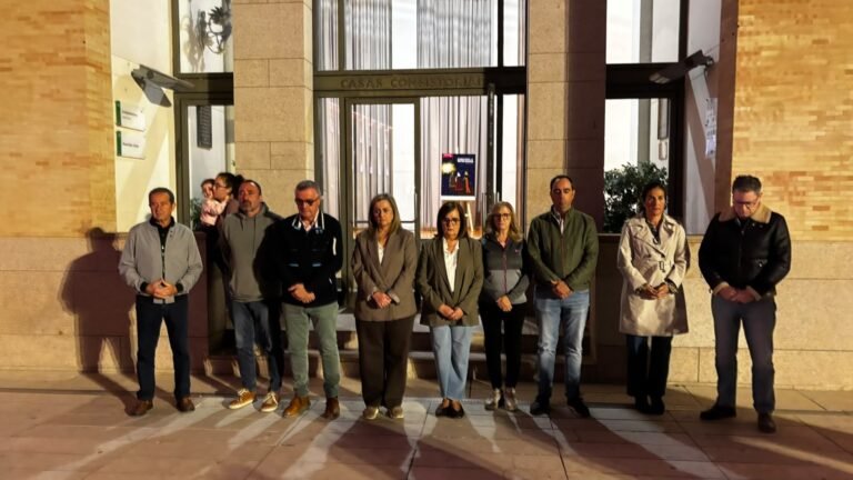Baena guarda un minuto de silencio por las víctimas del accidente ferroviario de Urda