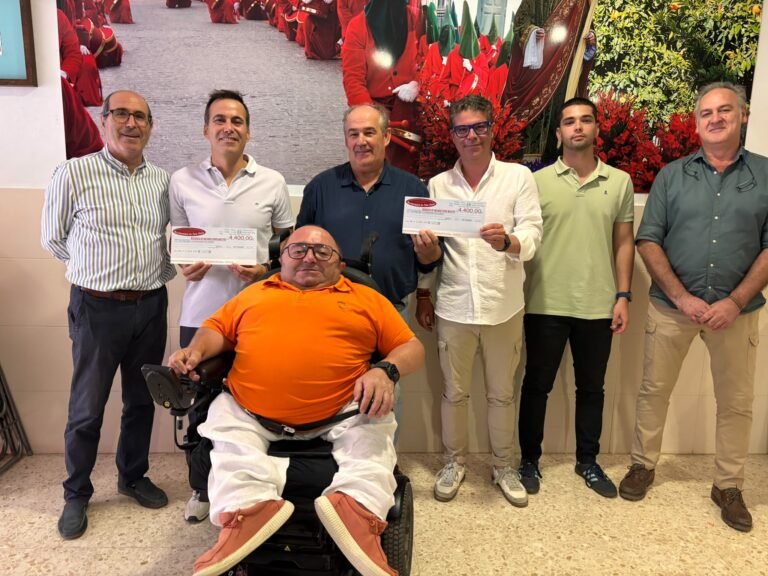 La Mariscada Solidaria de los ‘Morrones’ entrega 4.400 euros a la Residencia Divino Maestro de Baena